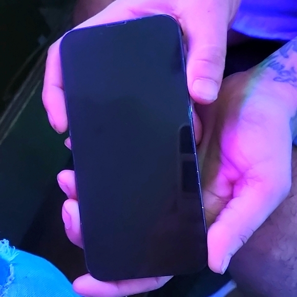 Apple iPhone 13 - Picture 1 of 4